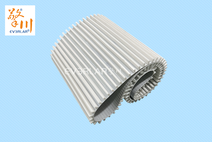 白色聚氨酯鋼絲平面同步帶加擋板物流包裝耐磨耐油PU傳動帶工業(yè)皮帶