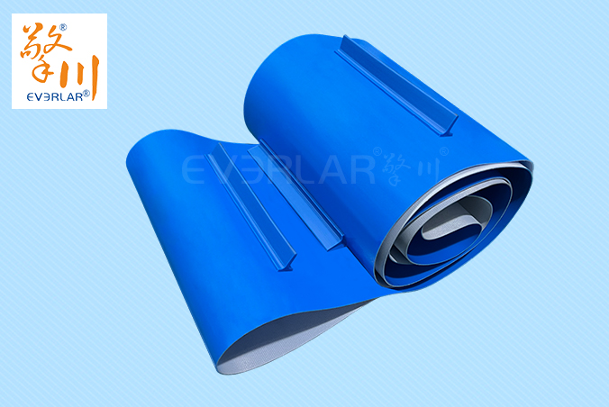 藍(lán)色PVC輸送帶加擋板導(dǎo)條耐磨防跑偏防掉落自動(dòng)化生產(chǎn)線物料傳送工業(yè)皮帶